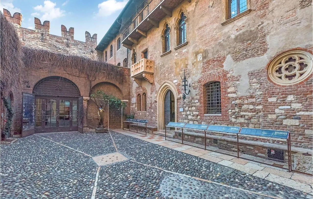 Beautiful Apartment In Verona With Kitchenette Ιταλία